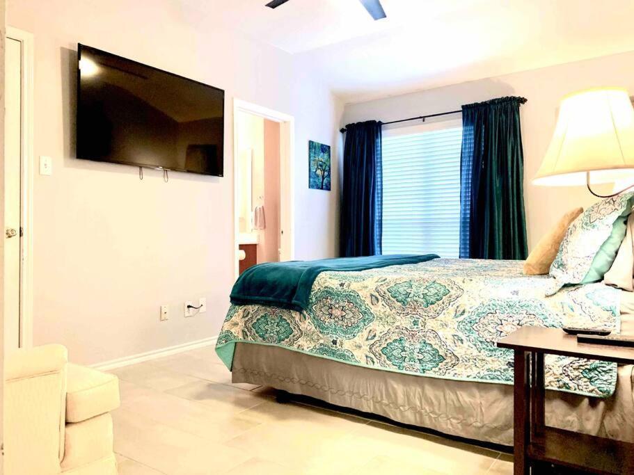 Modern Updates - Great Location - King Bed- Bmt サンアントニオ エクステリア 写真