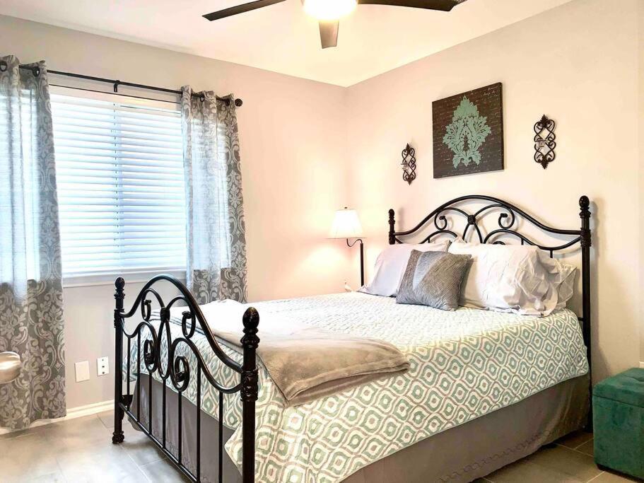 Modern Updates - Great Location - King Bed- Bmt サンアントニオ エクステリア 写真