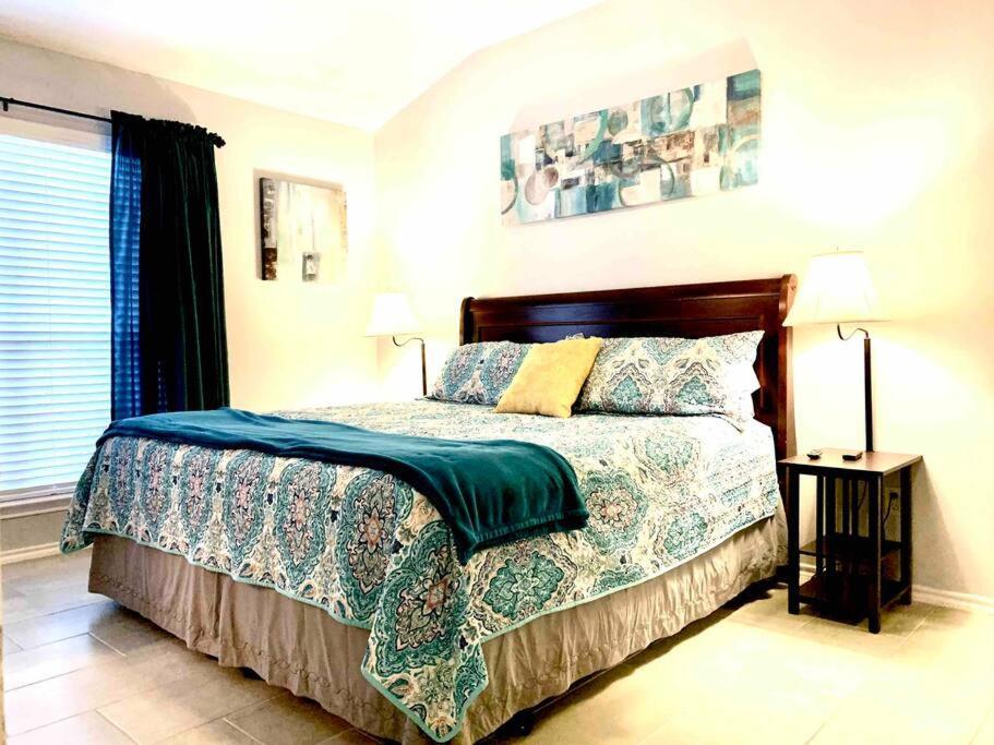 Modern Updates - Great Location - King Bed- Bmt サンアントニオ エクステリア 写真